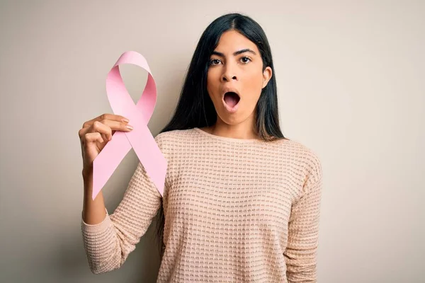 Ung Vacker Latinamerikansk Kvinna Håller Bröstcancer Medvetenhet Rosa Band Rädd — Stockfoto