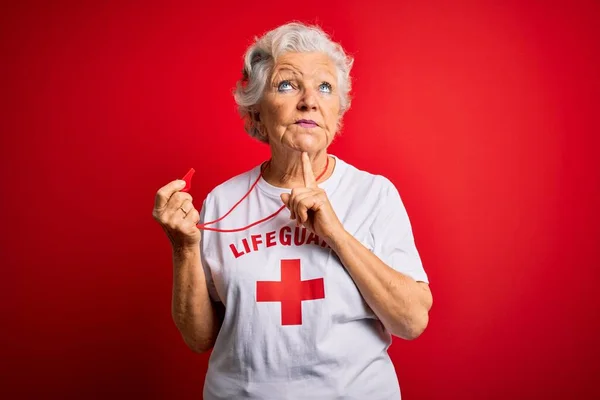 Senior Hermosa Mujer Salvavidas Pelo Gris Con Camiseta Con Cruz — Foto de Stock