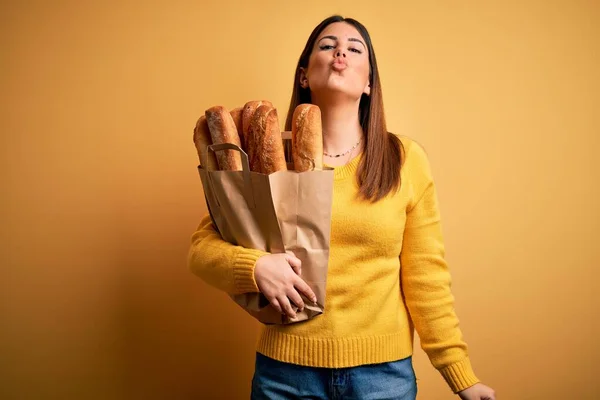 Joven Mujer Hermosa Sosteniendo Una Bolsa Pan Fresco Saludable Sobre — Foto de Stock