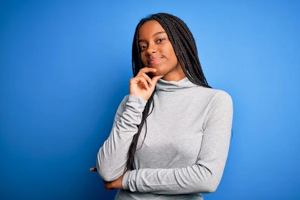 Jonge Afro Amerikaanse Vrouw Die Casual Coltrui Blauwe Geïsoleerde Achtergrond — Stockfoto