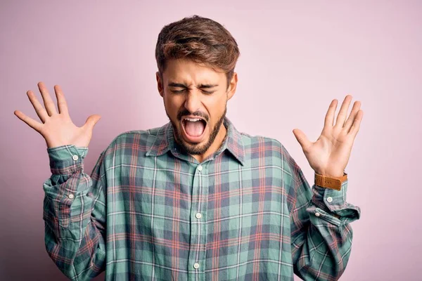 Joven Hombre Guapo Con Barba Vistiendo Camisa Casual Pie Sobre — Foto de Stock