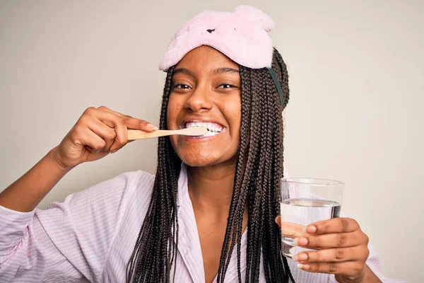 Jonge Mooie Afrikaanse Amerikaanse Vrouw Draagt Pyjama Slaapmasker Poetsen Haar — Stockfoto
