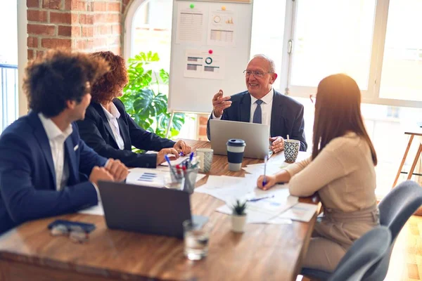 Grupo Trabajadores Negocios Sonriendo Felices Confiados Hablando Con Sonrisa Cara — Foto de Stock