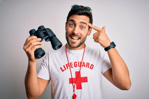 Joven Salvavidas Con Barba Vistiendo Camiseta Con Cruz Roja Gafas —  Fotos de Stock