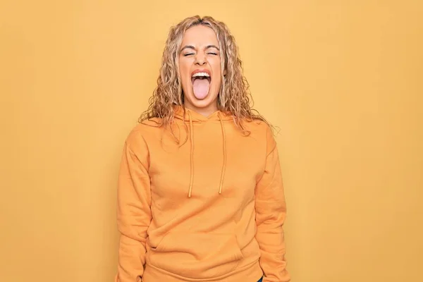 Młoda Piękna Blondynka Sportowa Kobieta Ubrana Luźną Bluzę Żółtym Tle — Zdjęcie stockowe