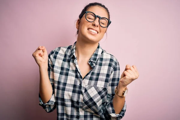 Jovem Bela Mulher Morena Vestindo Camisa Casual Óculos Sobre Fundo — Fotografia de Stock