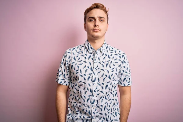 Mladý Pohledný Zrzavý Muž Neformální Letní Košili Stojící Nad Růžovým — Stock fotografie