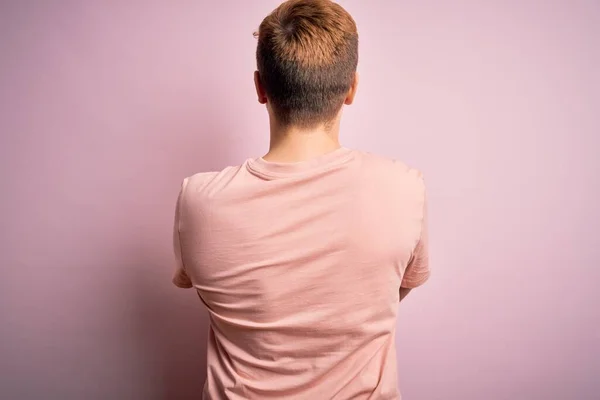 Junger Hübscher Rothaariger Mann Lässigem Shirt Der Vor Isoliertem Rosa — Stockfoto