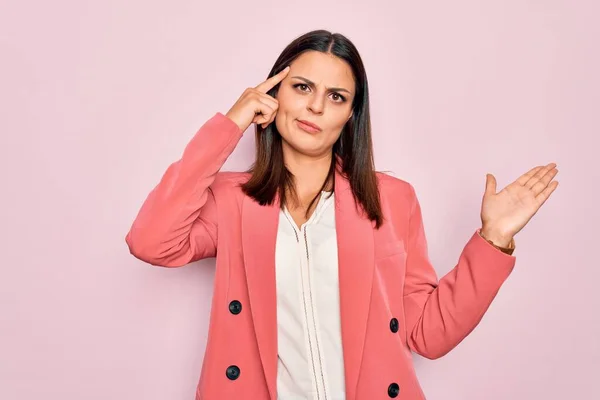 Jonge Mooie Brunette Zakenvrouw Dragen Elegante Jas Geïsoleerde Roze Achtergrond — Stockfoto