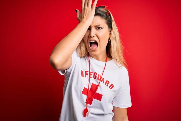 Giovane Bella Donna Bagnino Bionda Indossa Shirt Con Croce Rossa — Foto Stock