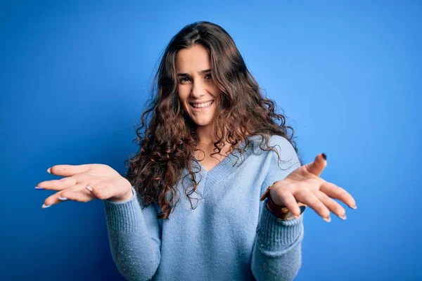 Junge Schöne Frau Mit Lockigem Haar Trägt Blauen Lässigen Pullover — Stockfoto