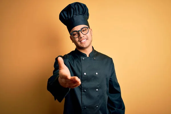 Joven Chef Brasileño Con Uniforme Cocina Sombrero Sobre Fondo Amarillo — Foto de Stock