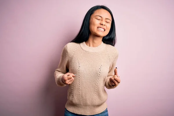 Junge Schöne Chinesin Lässigem Pullover Vor Isoliertem Rosa Hintergrund Aufgeregt — Stockfoto