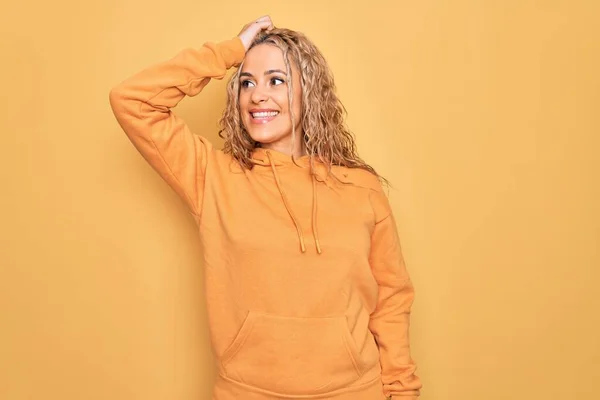 Jonge Mooie Blonde Sportieve Vrouw Dragen Casual Sweatshirt Gele Achtergrond — Stockfoto
