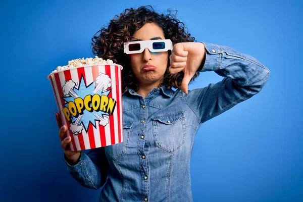 Giovane Bella Donna Araba Riccia Guardare Film Utilizzando Occhiali Mangiare — Foto Stock