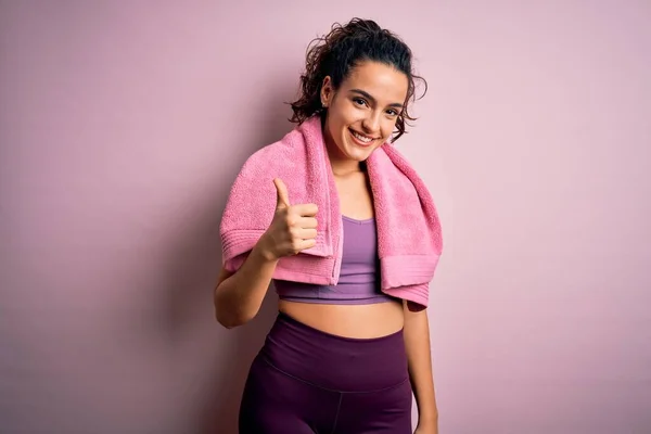 Giovane Bella Sportiva Con Capelli Ricci Facendo Sport Utilizzando Asciugamano — Foto Stock