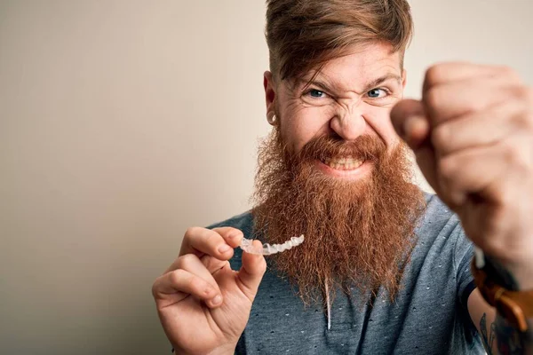 Irlandese Rossa Uomo Con Barba Tenendo Allineatore Dentale Invisibile Correzione — Foto Stock