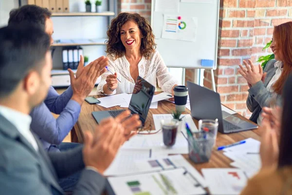 Gruppo Imprenditori Sorridenti Felici Fiduciosi Lavorare Insieme Con Sorriso Sul — Foto Stock