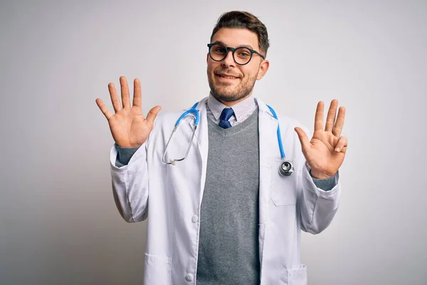 Junger Arzt Mit Blauen Augen Arztkittel Und Stethoskop Vor Isoliertem — Stockfoto