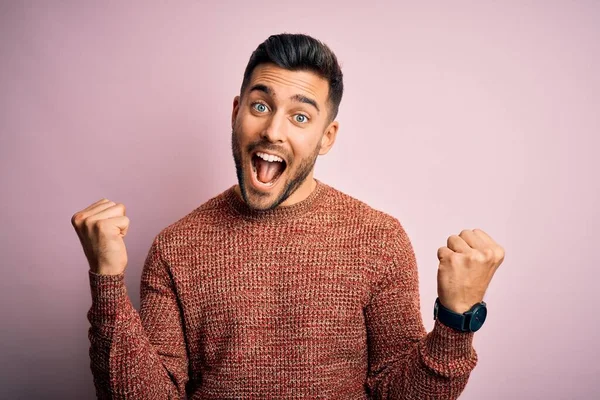 Joven Hombre Guapo Con Suéter Casual Pie Sobre Fondo Rosa —  Fotos de Stock