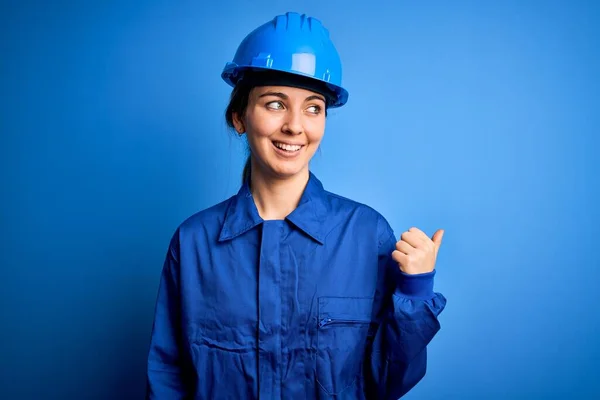 Молодая Красивая Работница Голубыми Глазами Защитном Шлеме Униформе Улыбается Счастливым — стоковое фото
