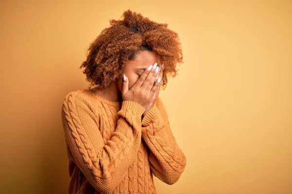 年轻美丽的非洲裔美国女人 身穿休闲衫 脸上挂着悲伤的表情 一边哭一边用手捂住脸 抑郁症的概念 — 图库照片