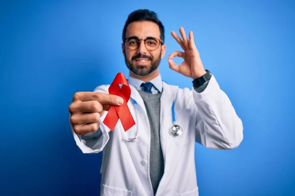 Ung Flot Læge Mand Med Skæg Iført Stetoskop Holder Rødt - Stock-foto