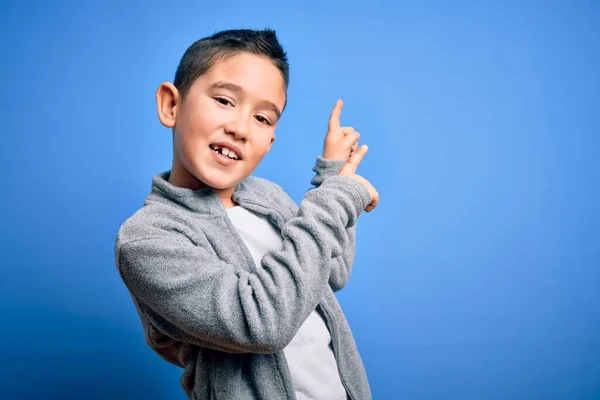 Niño Pequeño Con Sudadera Deportiva Sobre Fondo Azul Aislado Sonriendo —  Fotos de Stock