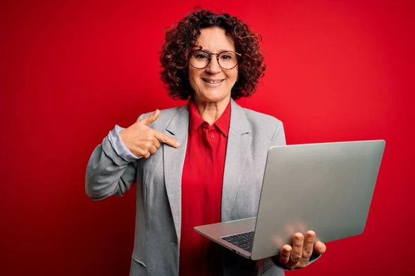 Mujer Negocios Cabello Rizado Mediana Edad Que Trabaja Con Computadora — Foto de Stock