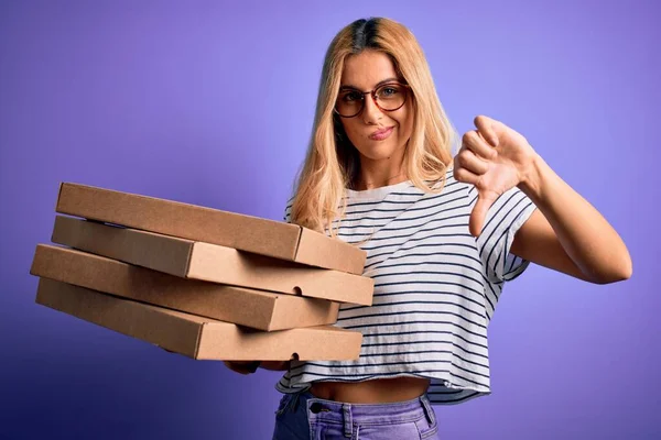 Ung Vacker Blond Kvinna Som Håller Lådor Med Italiensk Pizza — Stockfoto