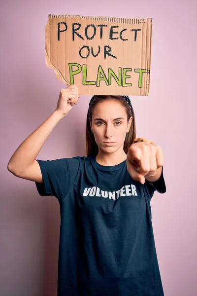 美しいボランティアの女性は カメラとあなたに指で指す地球のメッセージを保護するためにバナーを保持ボランティアを行う 手のサイン 正とフロントから自信を持ってジェスチャー — ストック写真