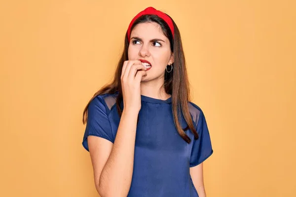 Jeune Belle Femme Brune Portant Des Lèvres Rouges Sur Fond — Photo