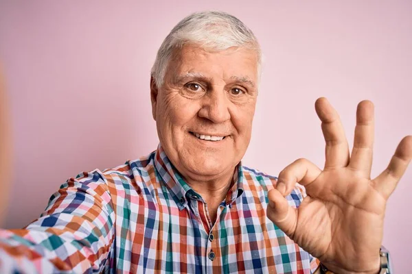 Senior Pohledný Chraplavý Muž Ležérní Košili Dělat Selfie Podle Fotoaparátu — Stock fotografie