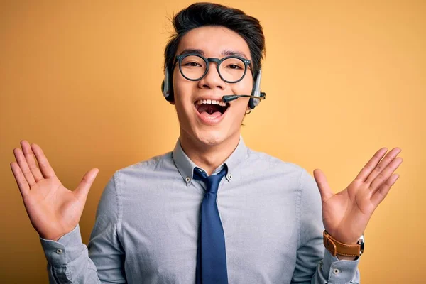 Jonge Knappe Chinese Call Center Agent Man Die Een Bril — Stockfoto