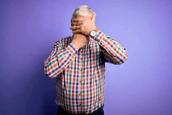 Uomo Anziano Bello Hoary Indossa Casual Camicia Colorata Sfondo Viola — Foto Stock