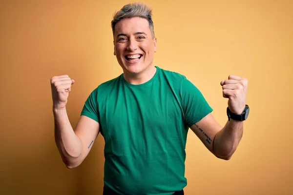 Jovem Bonito Homem Moderno Vestindo Camiseta Verde Casual Sobre Fundo — Fotografia de Stock