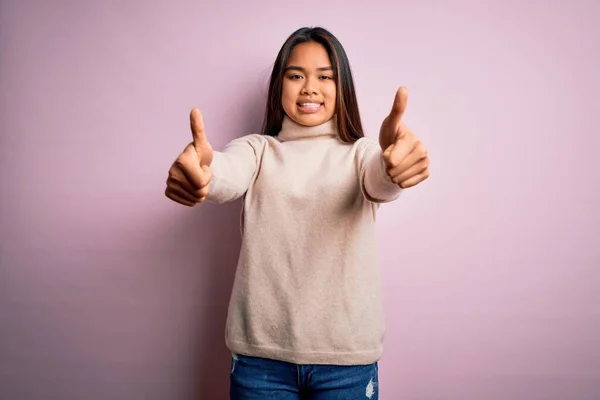 Jong Mooi Aziatisch Meisje Dragen Casual Coltrui Geïsoleerde Roze Achtergrond — Stockfoto