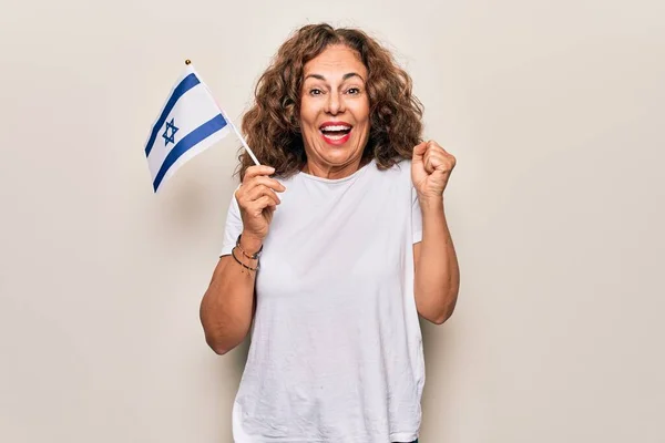 Idade Média Bela Mulher Patriótica Segurando Bandeira Israel Sobre Fundo — Fotografia de Stock