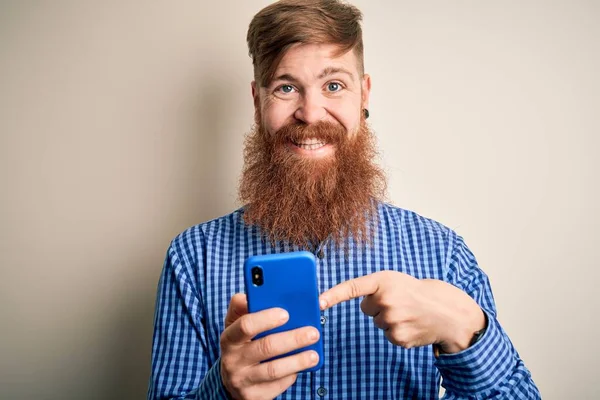 Pelirrojo Irlandés Con Barba Usando Teléfono Inteligente Mirando Pantalla Sobre — Foto de Stock