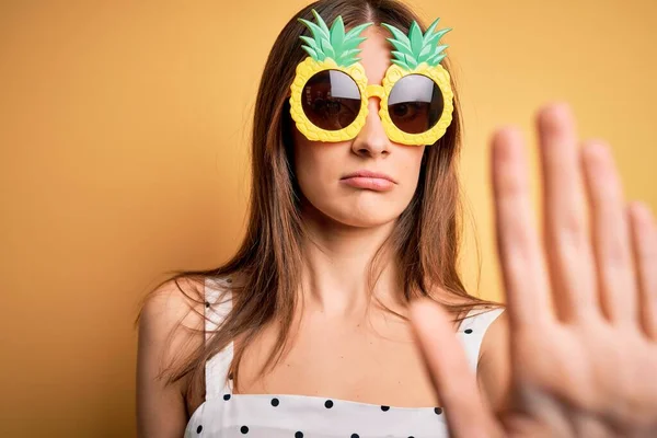 Junge Schöne Brünette Frau Trägt Ananas Sonnenbrille Über Gelbem Hintergrund — Stockfoto