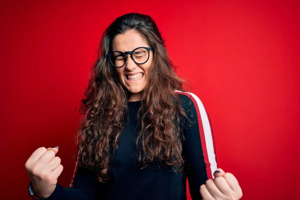 Jeune Belle Femme Aux Cheveux Bouclés Portant Pull Des Lunettes — Photo