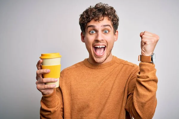 若いですブロンド男とともに巻き毛飲料カップのコーヒースタンディング上の白い背景悲鳴誇りと勝利と成功を祝う非常に興奮 応援感情 — ストック写真