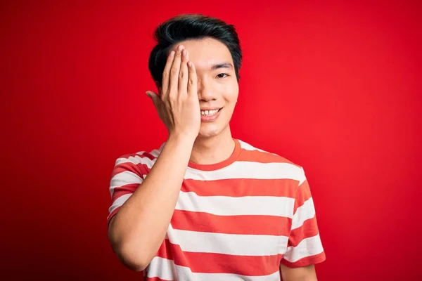 Jovem Chinês Bonito Vestindo Shirt Listrada Casual Sobre Fundo Vermelho — Fotografia de Stock