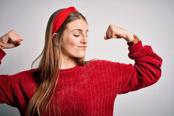 Mujer Pelirroja Hermosa Joven Vistiendo Suéter Casual Rojo Diadema Sobre —  Fotos de Stock