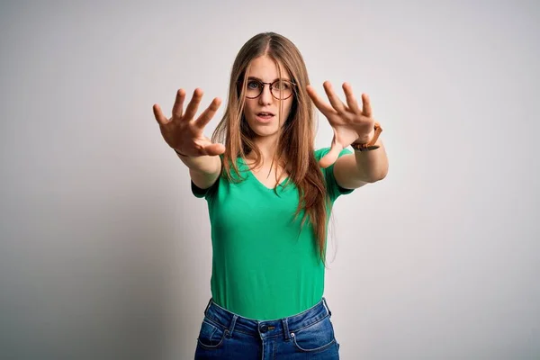 Junge Schöne Rothaarige Frau Trägt Legeres Grünes Shirt Und Brille — Stockfoto