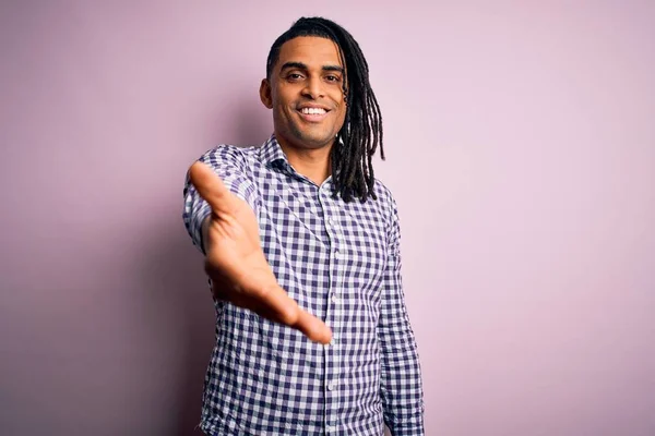 Jovem Afro Americano Afro Americano Bonito Homem Com Dreadlocks Vestindo — Fotografia de Stock