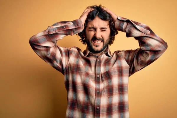 Homem Bonito Jovem Com Barba Vestindo Camisa Casual Sobre Fundo — Fotografia de Stock