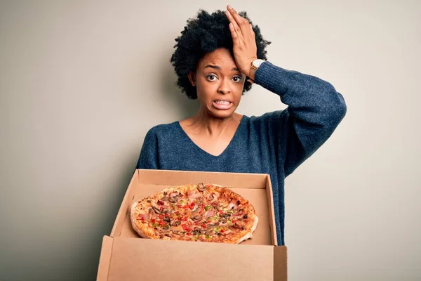 Fiatal Afro Afro Göndör Haj Tartó Szállítási Doboz Olasz Pizza — Stock Fotó