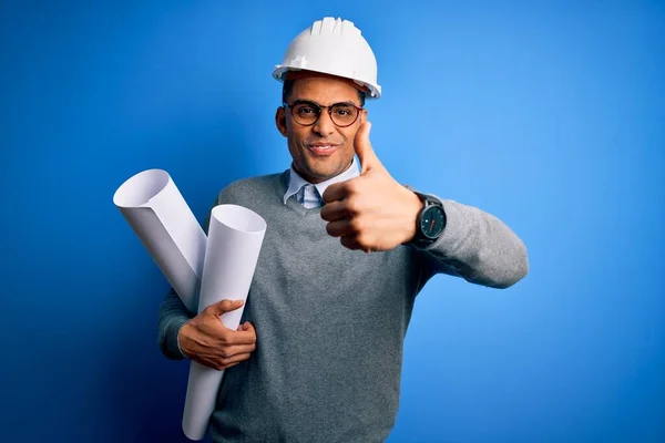 Giovane Architetto Afroamericano Uomo Indossando Casco Sicurezza Che Tiene Cianografie — Foto Stock