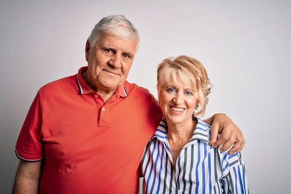 Oudere Mooie Paar Staan Samen Geïsoleerde Witte Achtergrond Met Een — Stockfoto